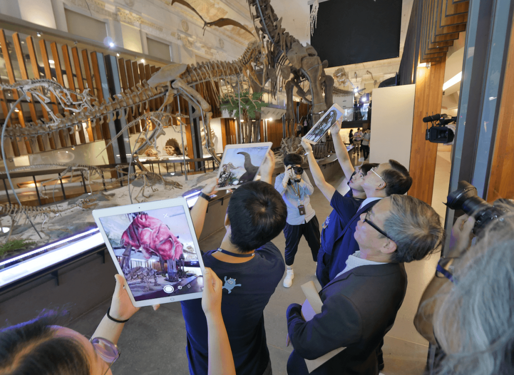 VIPs watching the reconstruction of the Yellow River dinosaur fossils through AR app marq+